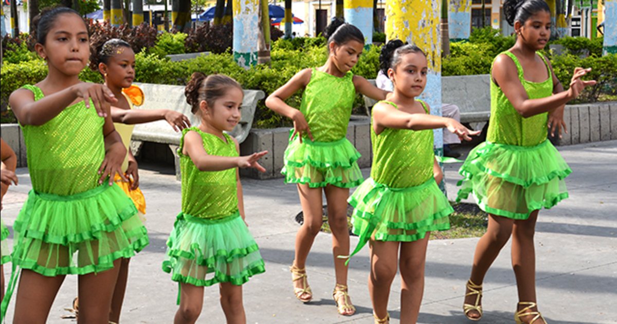 Bailar salsa potencia el desarrollo de expresión en los niños.