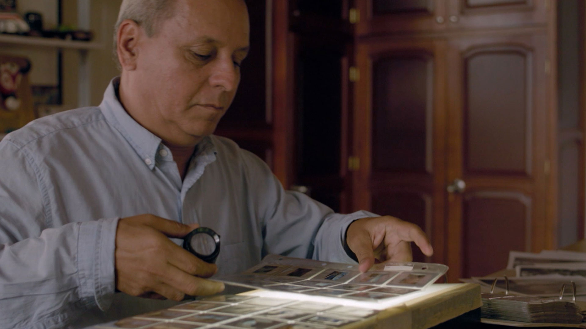 El álbum de los fotógrafos, serie colombiana completa disponible en RTVCPlay Mira ahora “León Darío Peláez, territorio de un fotógrafo”, quinceavo capítulo de El álbum de los fotógrafos, en RTVCPlay